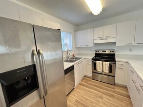 6255 SW Kendale Lakes Cir in Miami, FL - Building Photo - Building Photo