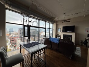 1224 W Van Buren St, Unit Apt 713 in Chicago, IL - Foto de edificio - Building Photo