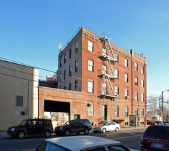 901 44th Dr in Long Island City, NY - Building Photo - Building Photo
