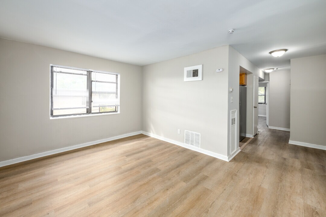 Morris Rd in Washington, DC - Building Photo