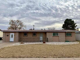 8 Deborah Dr in Roswell, NM - Building Photo