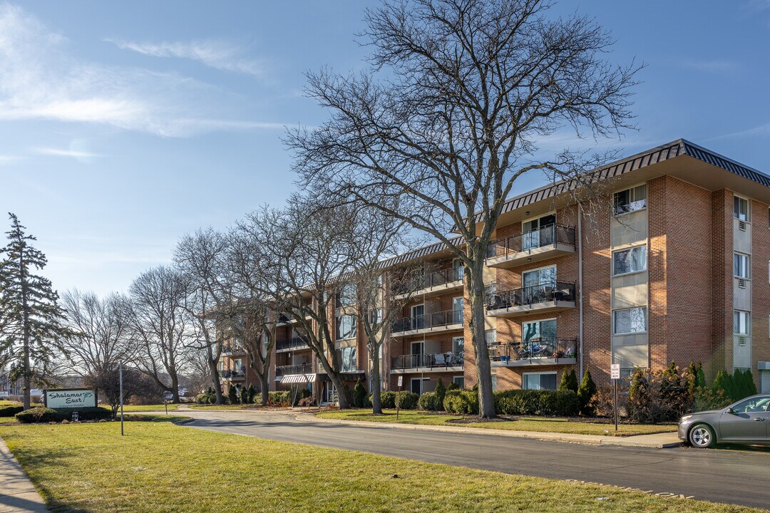 Shalamar East Apartments in Arlington Heights, IL - Building Photo