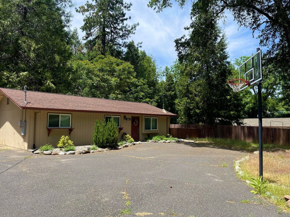 21592 Crystal Falls Dr in Sonora, CA - Building Photo