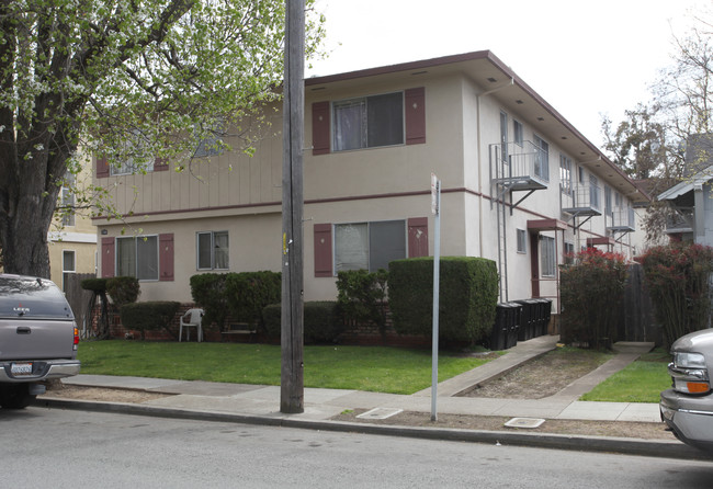 1109 Capuchino Ave in Burlingame, CA - Foto de edificio - Building Photo