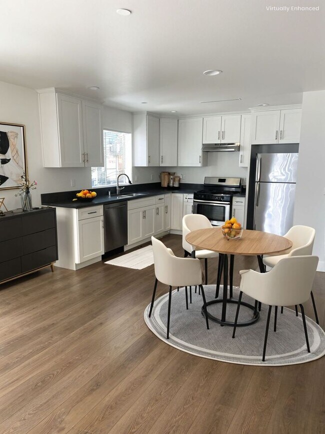 11514 Emelita St in Los Angeles, CA - Building Photo - Building Photo