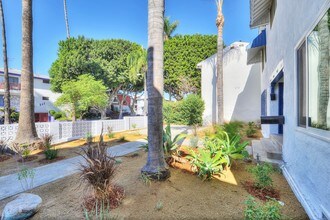 942 N Curson Ave in Los Angeles, CA - Foto de edificio - Building Photo