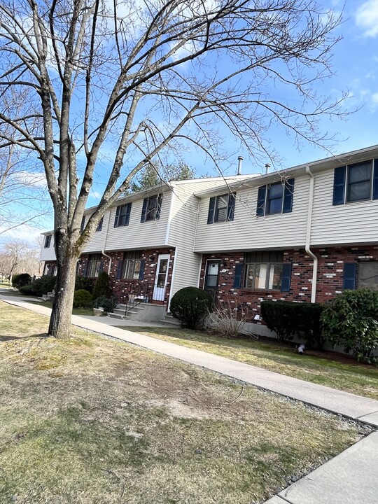 44 Brookside Vlg, Unit 44 in Enfield, CT - Foto de edificio