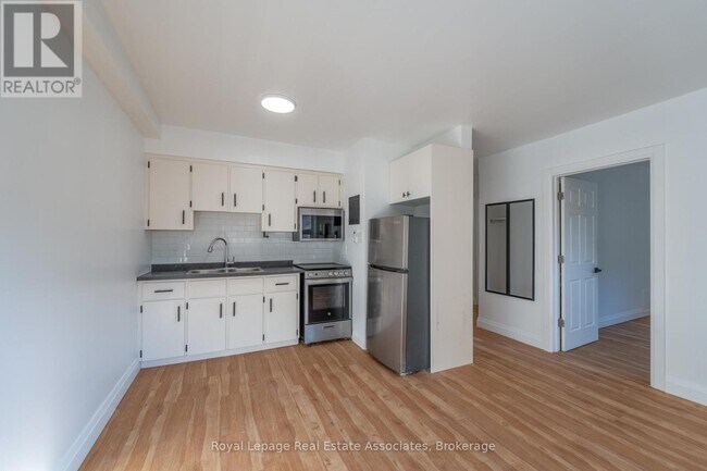 122 Victoria Ave N in Hamilton, ON - Building Photo - Building Photo