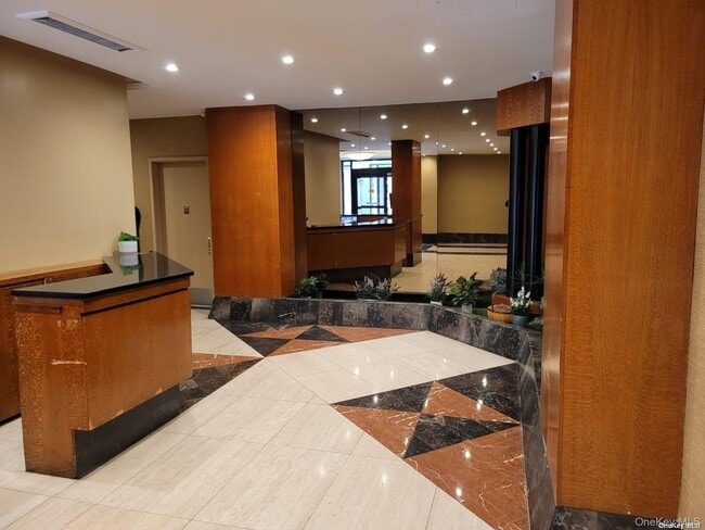 118-17 Union Tpke in Queens, NY - Building Photo - Building Photo