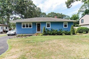 35 Auborn Ave in Shirley, NY - Building Photo