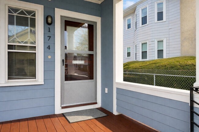 174 Maplewood St in Watertown, MA - Building Photo - Building Photo