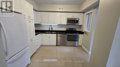 37 Laureleaf Rd in Markham, ON - Building Photo - Building Photo