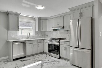 31 Hersom St in Watertown, MA - Foto de edificio - Building Photo