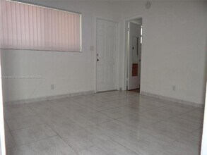 812 NE 2nd St in Hallandale Beach, FL - Foto de edificio - Building Photo