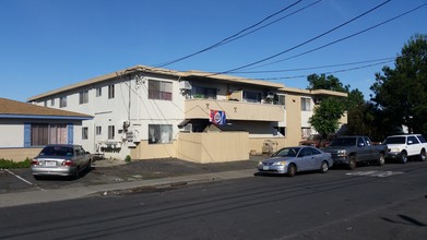 1641 Frisbie Ct in Concord, CA - Foto de edificio - Building Photo