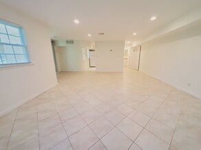 74 Coventry Rd, Unit 2 in Stamford, CT - Building Photo - Building Photo