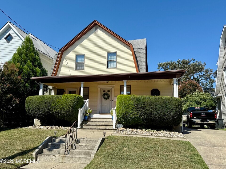 304 Lareine Ave in Bradley Beach, NJ - Building Photo