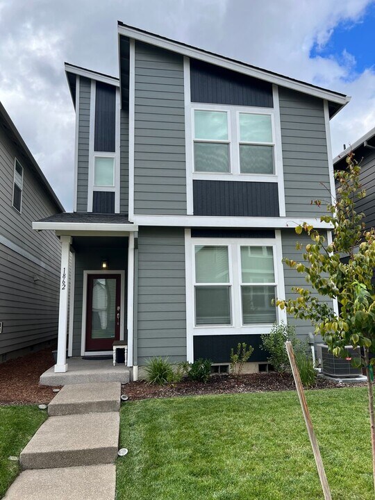 1862 NW Landon St in McMinnville, OR - Building Photo