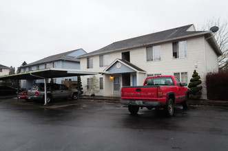 900-915 Bryan Ct in Silverton, OR - Building Photo - Building Photo