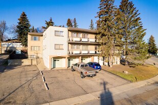 63 Chelsea St NW in Calgary, AB - Building Photo