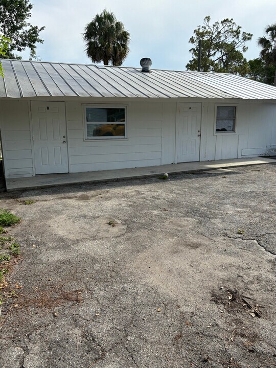 7590 Marx Dr in North Fort Myers, FL - Building Photo