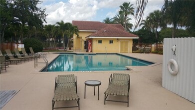 7640 Westwood Dr in Tamarac, FL - Foto de edificio - Building Photo