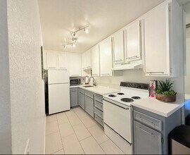 680 N Ashurst Ct, Unit I207 in Palm Springs, CA - Foto de edificio - Building Photo