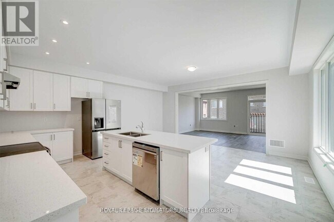 5 Frederick Taylor Way in East Gwillimbury, ON - Building Photo - Building Photo