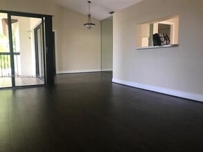 337 Ives Dairy Rd in Miami, FL - Building Photo - Building Photo