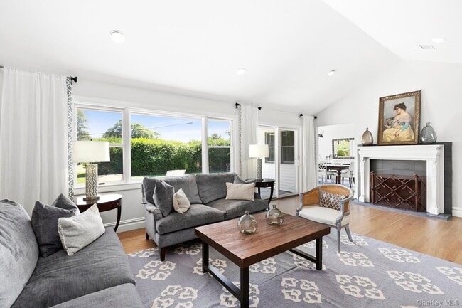 31 B Club Ln in West Hampton Dunes, NY - Building Photo - Building Photo