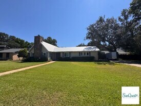 1012 Great Oaks Dr in Gulf Breeze, FL - Building Photo