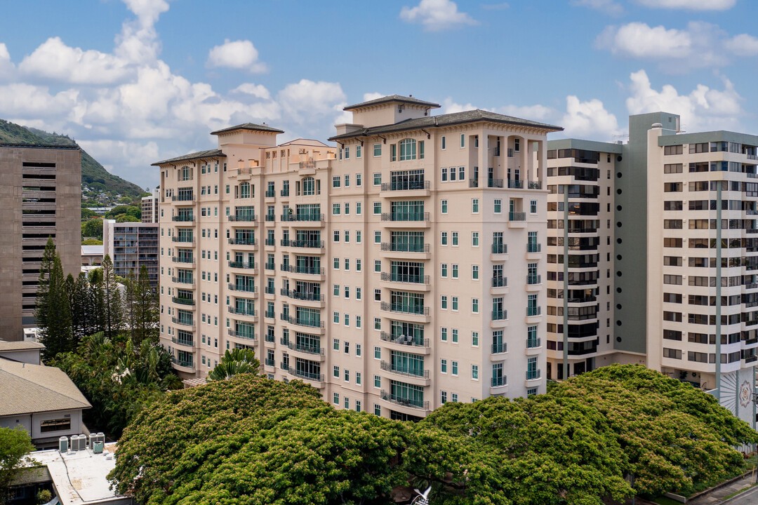 The Courtyards at Punahou in Honolulu, HI - Building Photo