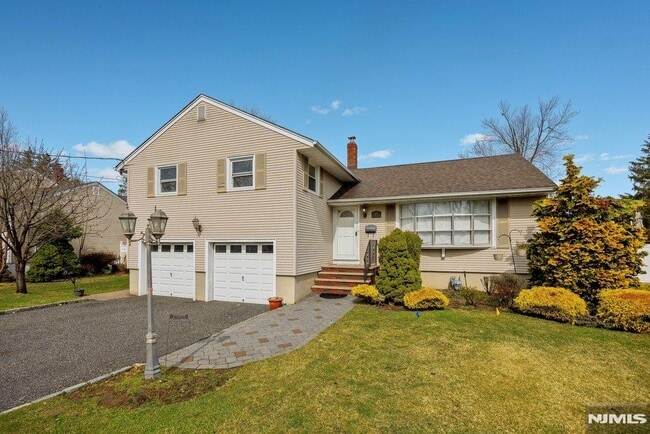 327 Webster Dr in New Milford, NJ - Building Photo - Building Photo