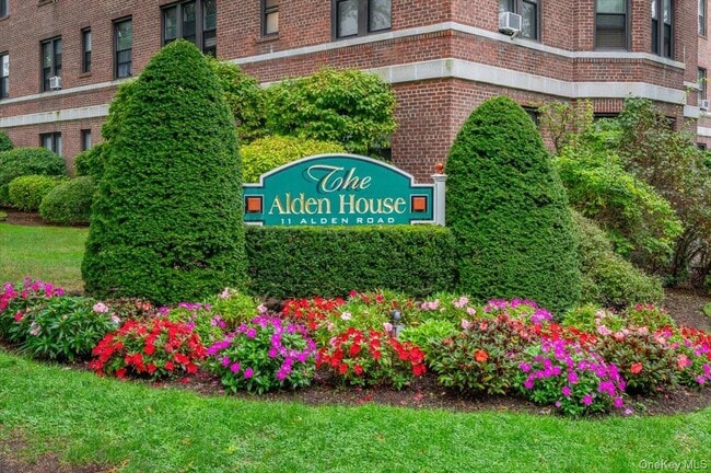 11 Alden Rd in Larchmont, NY - Building Photo - Building Photo
