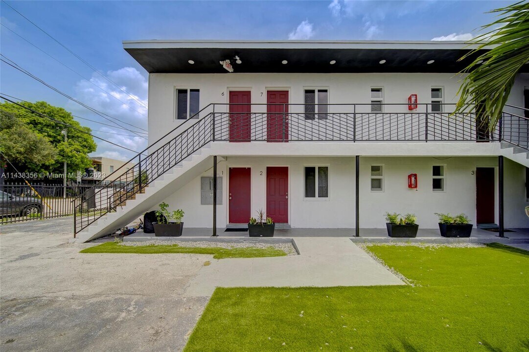 1745 NW 1st Pl-Unit -6 in Miami, FL - Building Photo