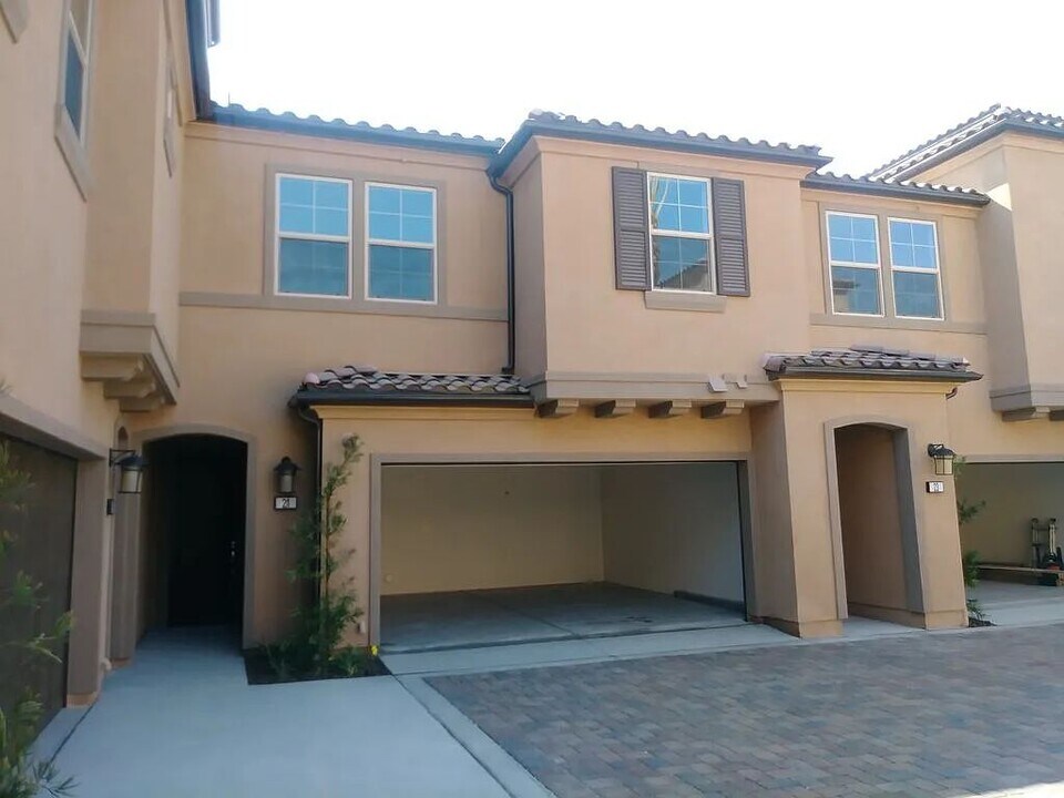 21 Prominence in Lake Forest, CA - Building Photo