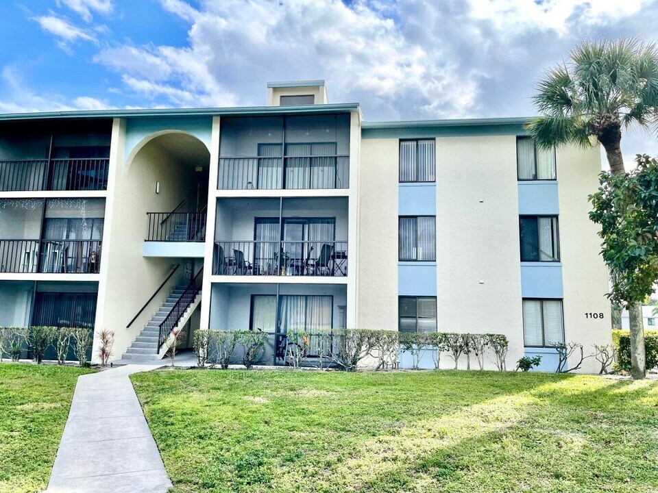 1108 Green Pine Blvd in West Palm Beach, FL - Building Photo
