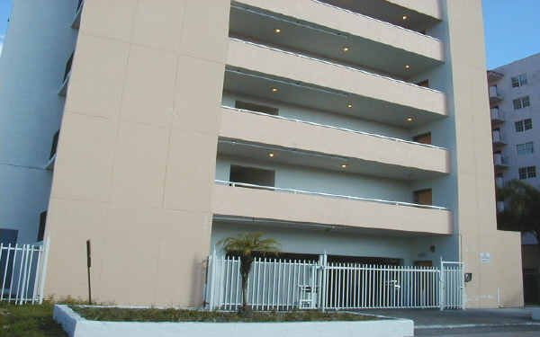 River Breeze Villas Condominiums in Miami, FL - Building Photo - Building Photo