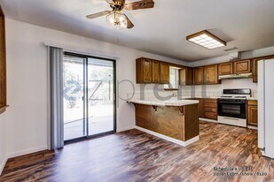 Unit in Coalinga, CA - Building Photo