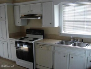 5301 Ridgewood Rd in Jackson, MS - Foto de edificio - Building Photo