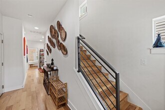 2713 Halcyon Dr in Austin, TX - Building Photo - Building Photo