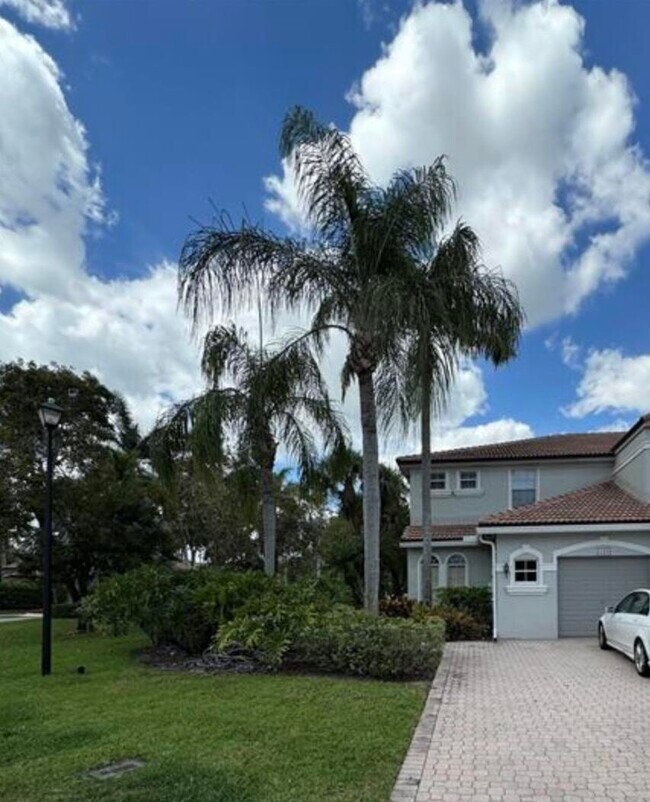 property at 21235 Vía Eden