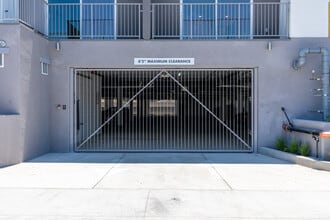Bermuda Court in Mission Hills, CA - Foto de edificio - Building Photo