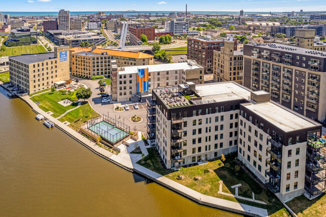 River Place Lofts in Milwaukee, WI - Foto de edificio - Building Photo