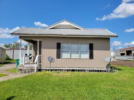 222 E Thomas St in Sulphur, LA - Building Photo