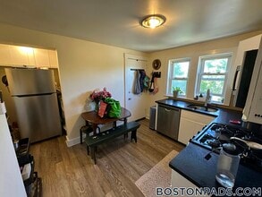 1145 Boylston St, Unit 4 in Newton, MA - Foto de edificio - Building Photo