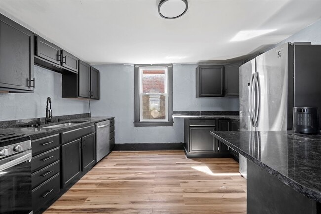 813 Bower Hill Rd in Bridgeville, PA - Foto de edificio - Building Photo