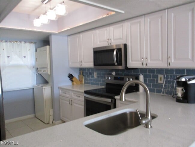 1942 Beach Pkwy in Cape Coral, FL - Building Photo - Building Photo