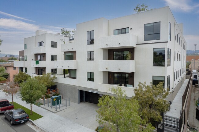5727 La Mirada Ave in Los Angeles, CA - Foto de edificio - Building Photo