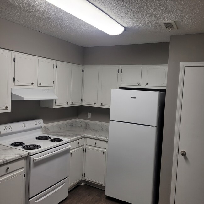 Colony Square Apartments in Dothan, AL - Foto de edificio - Building Photo